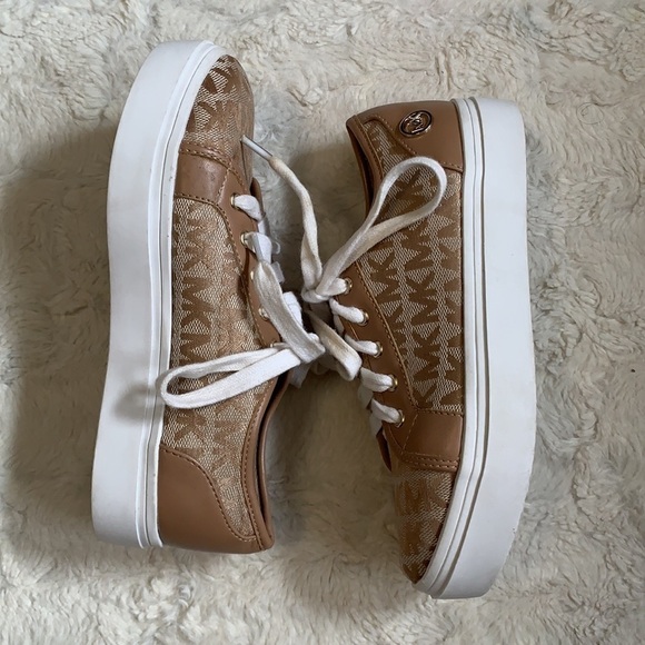 MICHAEL Kors Junior Castella tan monogram Trainers sneakers - Picture 2 of 9